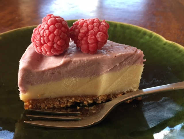 healthy raspberry and cashew cream cheesecake